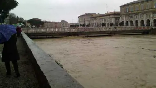 Alberi abbattuti, muri caduti e allagamenti
