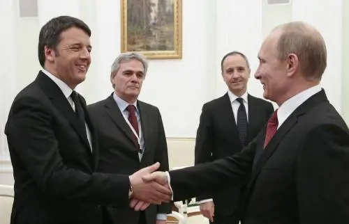 Renzi vola in Russia da Putin: "Mosca aiuti sulla crisi libica"