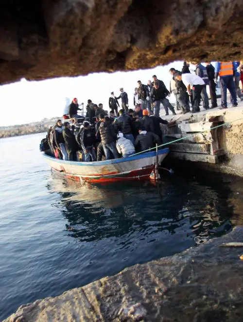 Il "taxi" in mare di Medici senza frontiere. Così ci riempiono di immigrati
