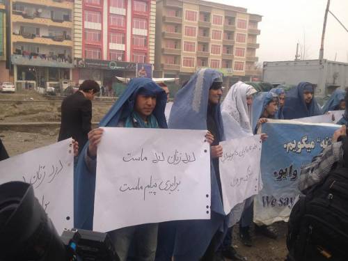 Uomini in burqa per protestare contro la violenza sulle donne