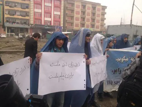 Uomini in burqa per protestare contro la violenza sulle donne