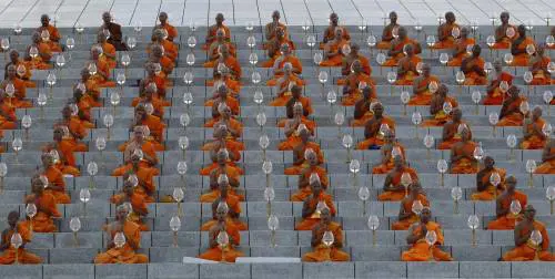 La festa di Makha bucha celebrata in Thailandia