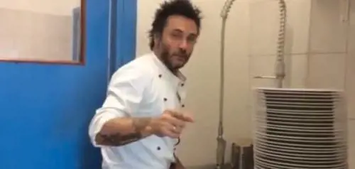 Nek perde la scommessa su Sanremo: costretto a fare il lavapiatti