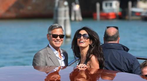 Amal Clooney rifiuta il libro dello chef: "Pensi che io cucini? No, non cucino"