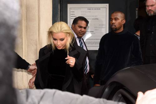 Kardashian cambia look: caschetto biondo platino