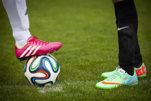 Invade il campo e picchia l'allenatore del figlio: Daspo per un 43enne