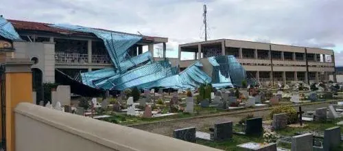 Gasdotto in fiamme e treni bloccati
