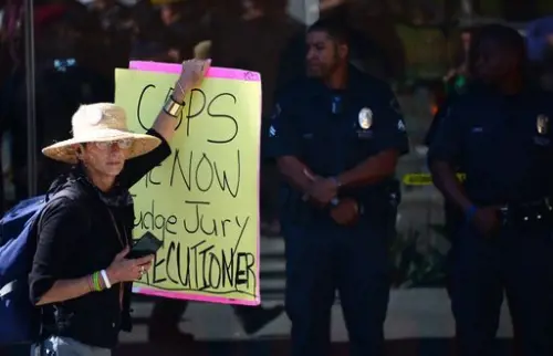 Usa, nel giorno di Selma poliziotto uccide 19enne di colore disarmato