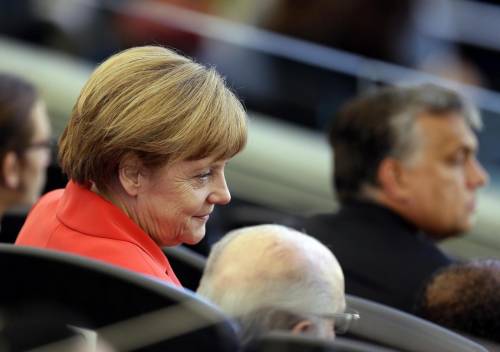 Quelle telefonate tra Merkel e Juncker che mettono Berlino all'angolo