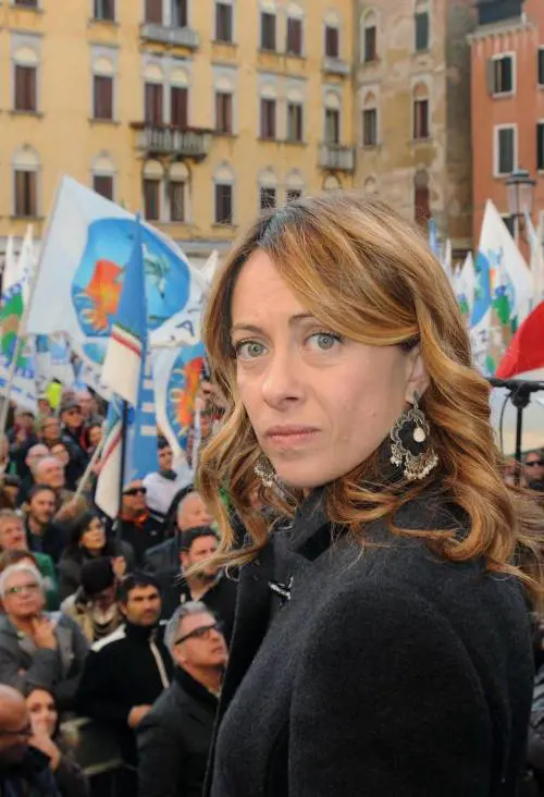"Il sindaco istiga all'odio. Nelle fogne c'è finita Roma"