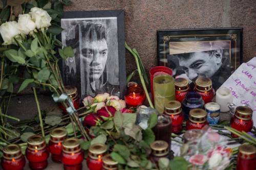 Fiori e candele circondano un ritratto dell'oppositore politico Nemtsov