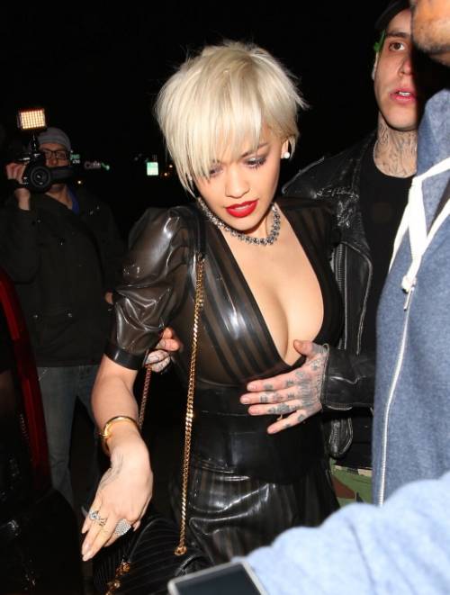Rita Ora supersexy con l'abito in latex