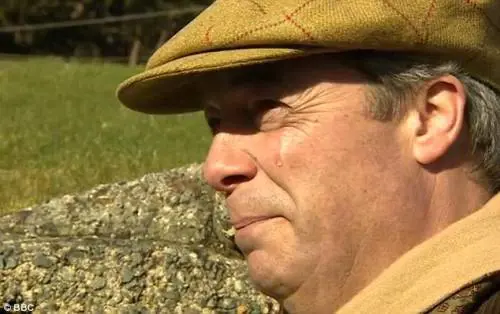 Farage in lacrime alla Bbc: "Bullismo contro i miei figli per il mio impegno politico"