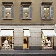 Incastrata dalle telecamere la coppia che rubava nei negozi Vip