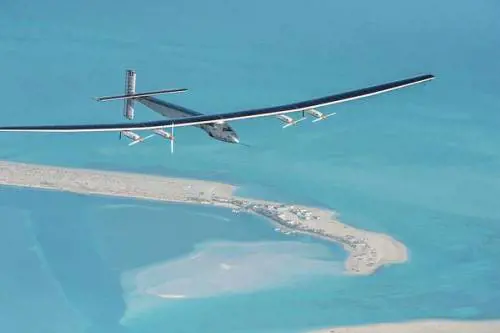 Iniziato il volo dell'aereo senza carburante: giro del mondo in 12 tappe
