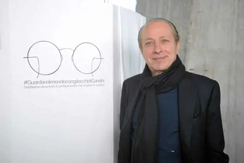 Tutti in posa per liberare i marò