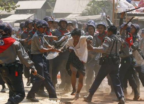 Birmania, duri scontri tra studenti e polizia