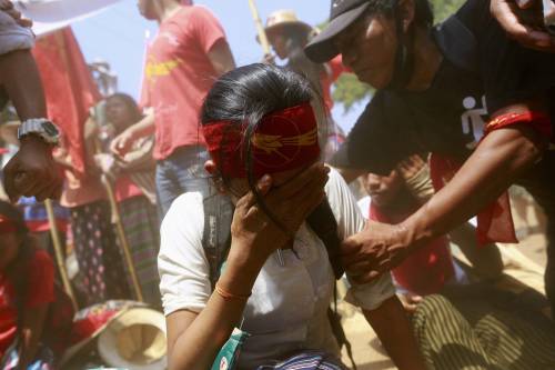 Birmania, scontri studenti-polizia