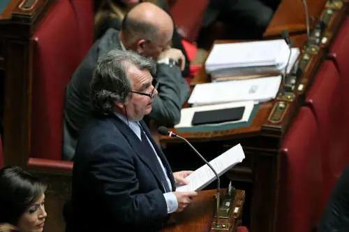 La protesta del centrodestra compatto: "Riabilitare Berlusconi, torni in Senato"