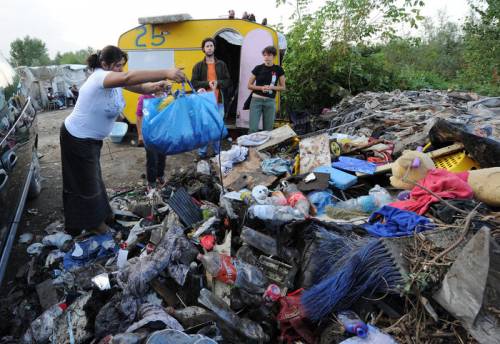 A Roma si spendono 600mila euro per i rifiuti dei rom