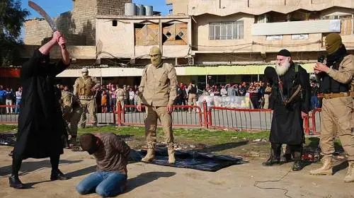 Decapitati con la spada: l'Isis uccide tre uomini perché gay e "blasfemi"