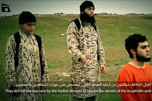 L'Isis arma un bambino per uccidere un prigioniero. "Agente del Mossad"