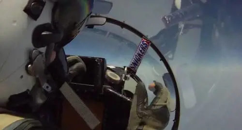 Due piloti e uno Snickers: scambio di snack a bassa gravità
