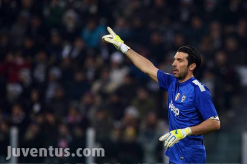 Buffon colora di azzurro gli Ambassador di Expo