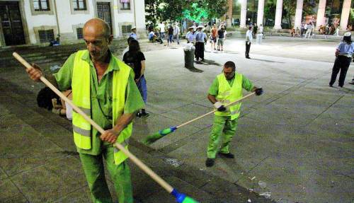 Spazzini al lavoro con la scorta: ecco i dieci quartieri della paura