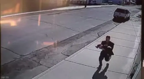 Tenta di rapire un bimbo e scappa, immortalato da una telecamera