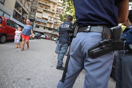 Napoli, la folla difende due che non si fermano all'alt e assale la polizia a calci