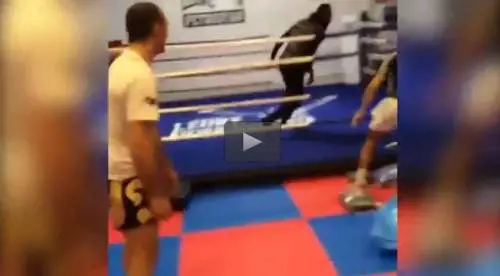 Lo scherzo a Balotelli: rincorso da un cane