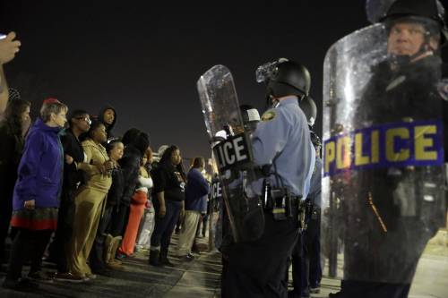 Ferguson, nuove proteste: due agenti feriti