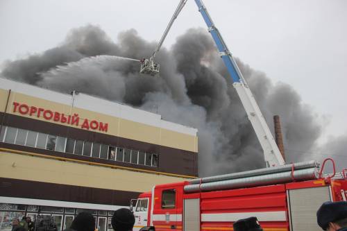 Maxi incendio in un centro commerciale russo