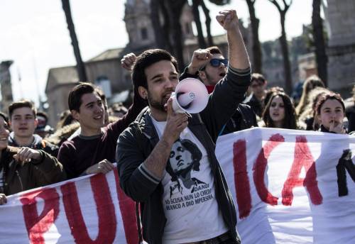 Milano, scontri tra i manifestanti e le forze dell'ordine