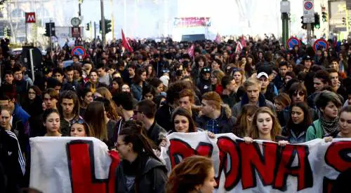 Ecco la «buona scuola» Vernice ed estintori contro Expo e polizia