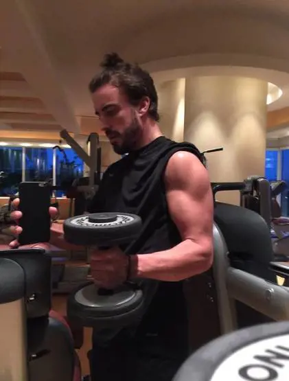 Alonso mostra i bicipiti: "Sono pronto a tornare"