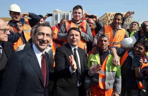 Matteo Renzi al cantiere dell'Expo con gli operai e l'ad Giuseppe Sala