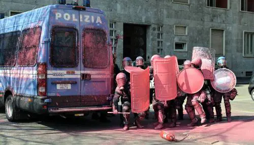 "Noi, poliziotti e bersagli. Non possiamo difenderci"