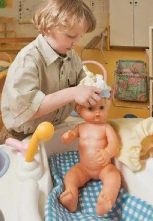 Bimbi travestiti all'asilo Milano «copia» Trieste