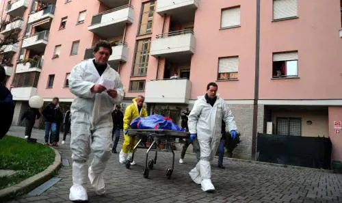 Ucciso con tre coltellate: il padre trova il cadavere
