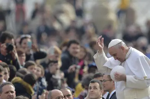 E a sorpresa annuncia il Giubileo straordinario. "Il perdono è per tutti"