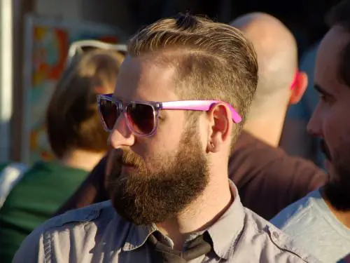 Indaga su "escrementi nella barba", ma scopre qualcosa di eccezionale