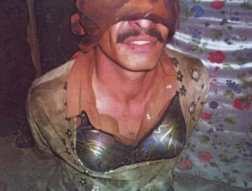 Così i miliziani dell'Isis fuggono dal Califfato: reggiseno, trucco, velo