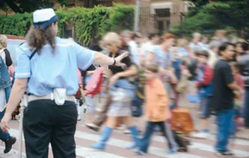 Vigili in jeans e maglietta: "A Napoli una vera divisa costa più di tremila euro"
