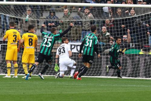 Parma, altri 4 schiaffi. Paloschi schianta il Genoa