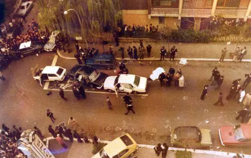 Panoramica dall'alto durante i rilievi tecnici sulla scena dell'agguato in via Fani