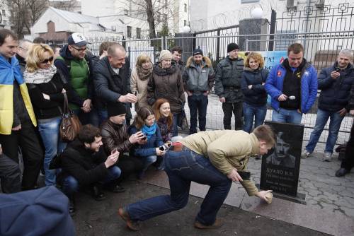 Kiev, selfie e fiori davanti alla finta lapide di Putin