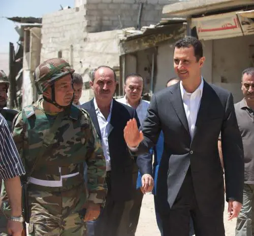Il presidente siriano Assad ispeziona le truppe a Darayya, sobborgo di Damasco