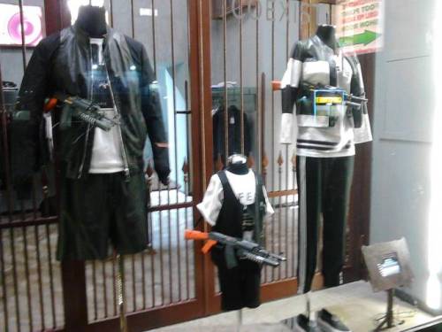 Napoli, la vetrina choc di un negozio: manichini con mitra e pistole